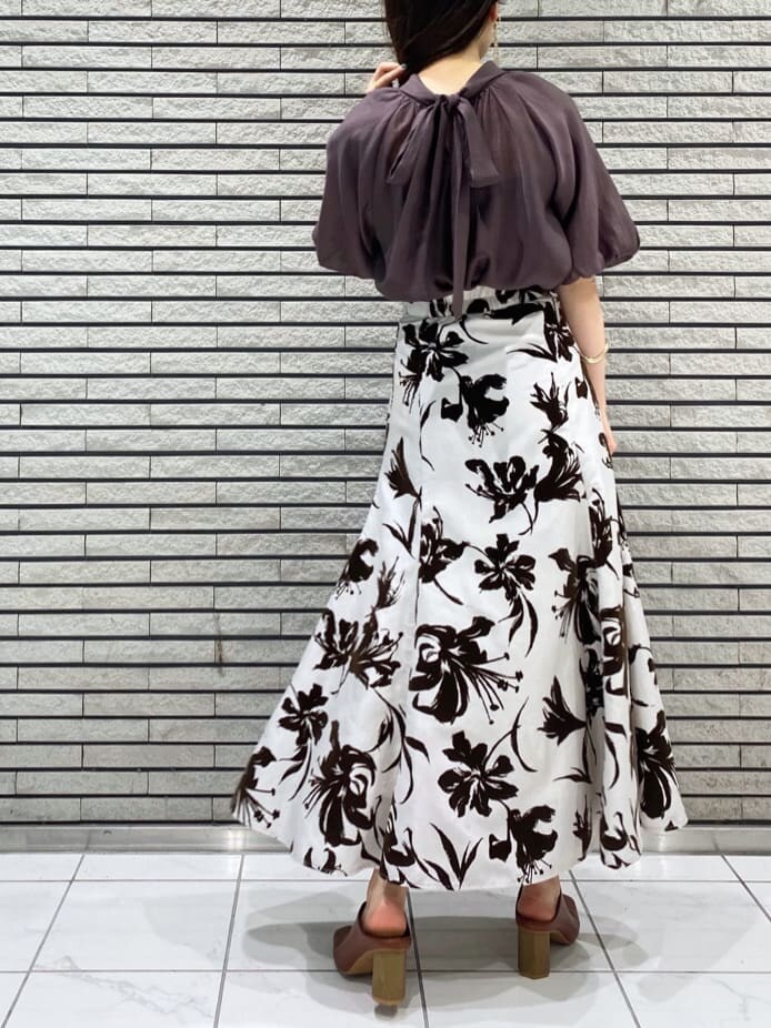 ブラウン系のサンダル、ブラウン系のシャツ/ブラウス、ホワイト系のスカートを着用したレディースの夏コーディネートの4枚目の写真