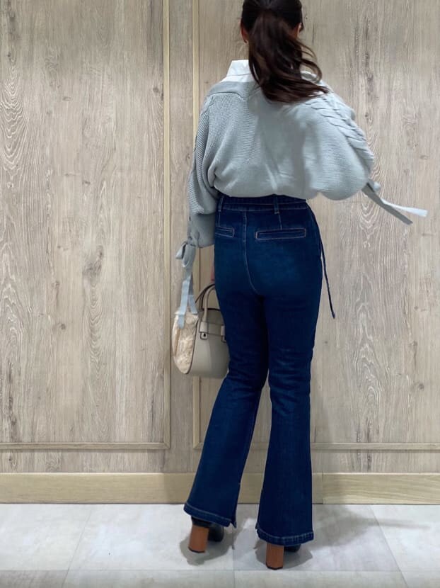 ブラック系のサンダル、ホワイト系のTシャツ/カットソー、ブルー系のデニムパンツを着用したレディースの夏コーディネートの4枚目の写真