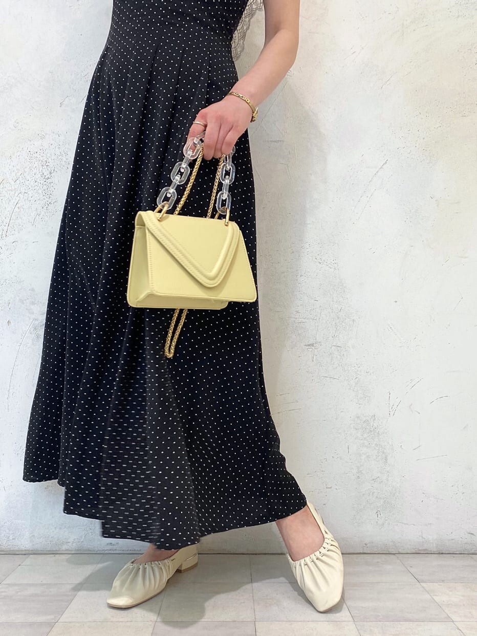 ブラック系のTシャツ/カットソー、ブルー系のテーラードジャケット、イエロー系のショルダーバッグを着用したレディースの春コーディネートの7枚目の写真