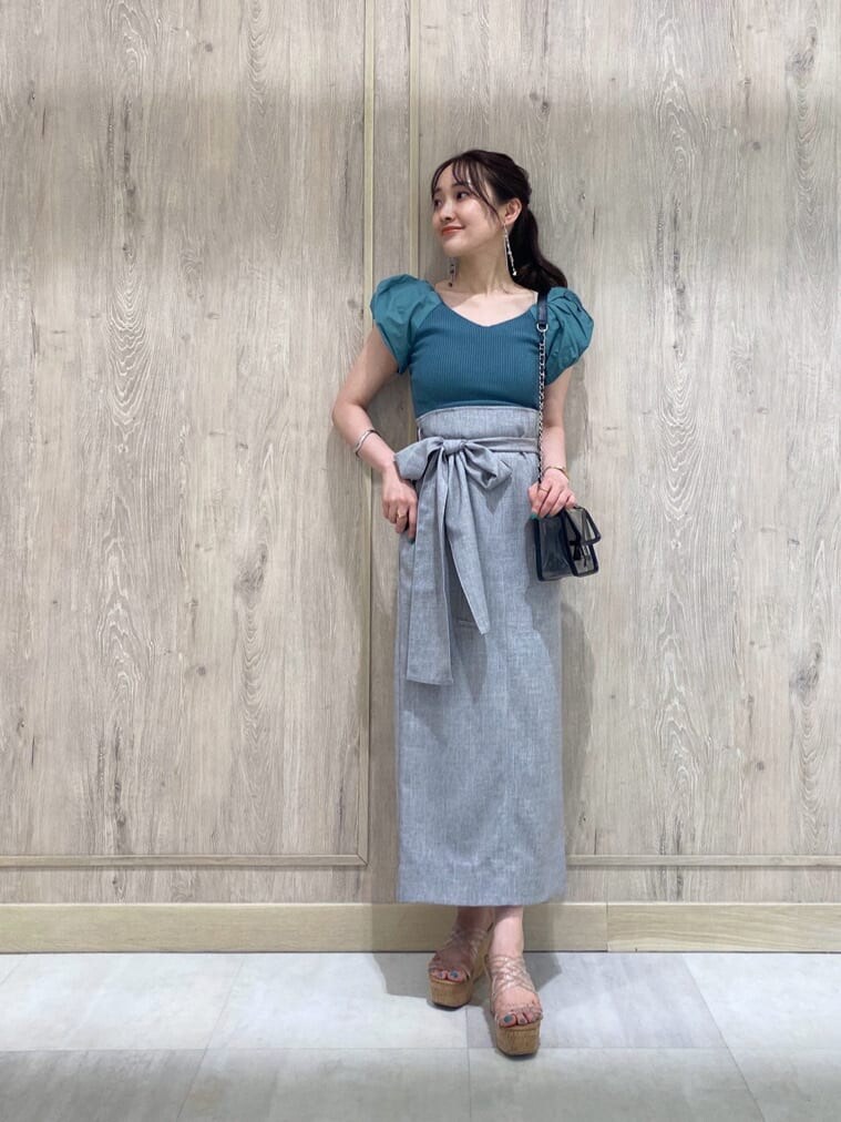 その他のサンダル、ブラック系のショルダーバッグ、ベージュ系のキャミソールを着用したレディースの夏コーディネートの2枚目の写真