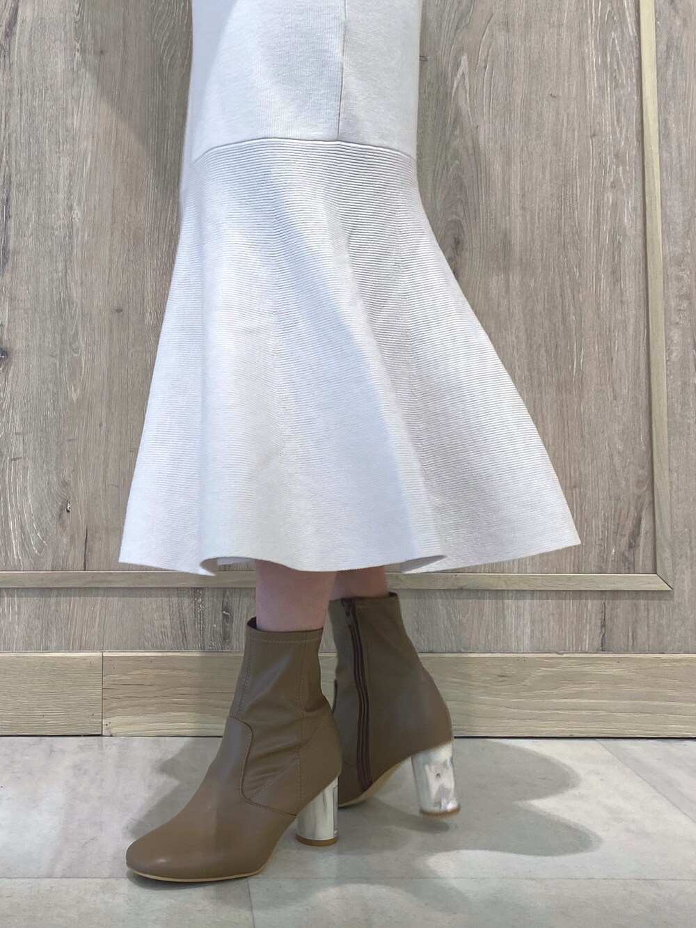 ベージュ系のブーツ、ホワイト系のワンピース、ホワイト系のチューブトップを着用したレディースの冬コーディネートの10枚目の写真