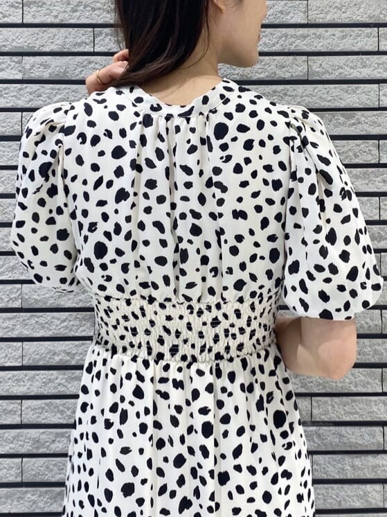 ブラウン系のローファー、ホワイト系のワンピースを着用したレディースの夏コーディネートの8枚目の写真