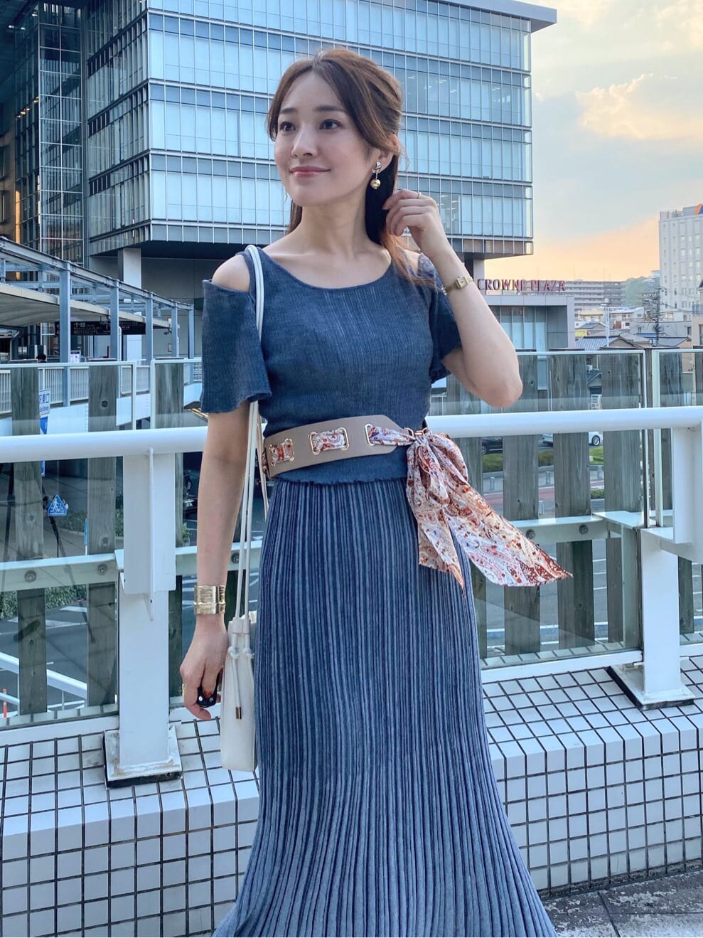 ブルー系のワンピース、ブラウン系のその他シューズ、ホワイト系のハンドバッグを着用したレディースの夏コーディネートの5枚目の写真