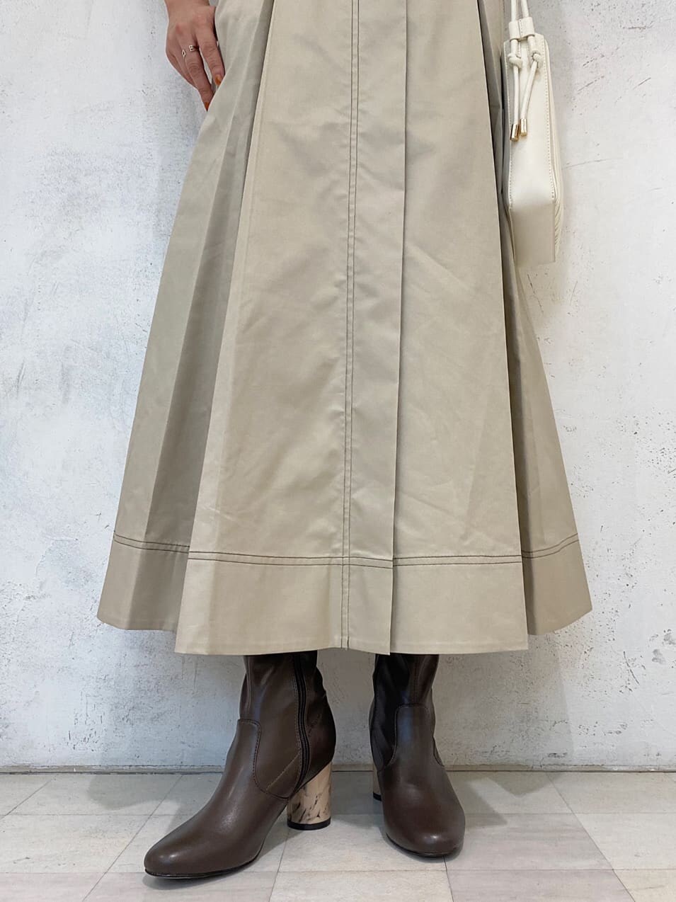 ベージュ系のワンピース、ブラウン系のその他シューズ、ホワイト系のハンドバッグを着用したレディースの夏コーディネートの9枚目の写真