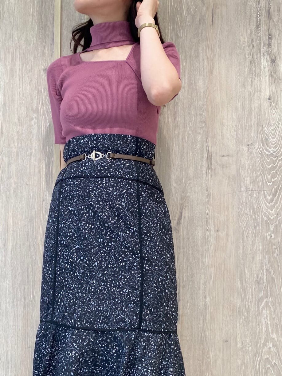 ブラック系のサンダル、ベージュ系のキャミソール、ブラック系のスカートを着用したレディースの夏コーディネートの5枚目の写真