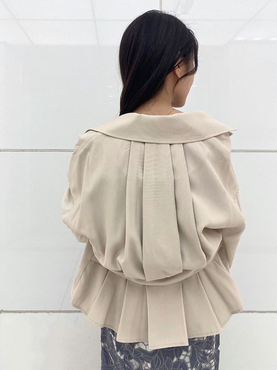 ホワイト系のTシャツ/カットソー、ベージュ系のトレンチコート、ホワイト系のパンプスを着用したレディースの春コーディネートの6枚目の写真