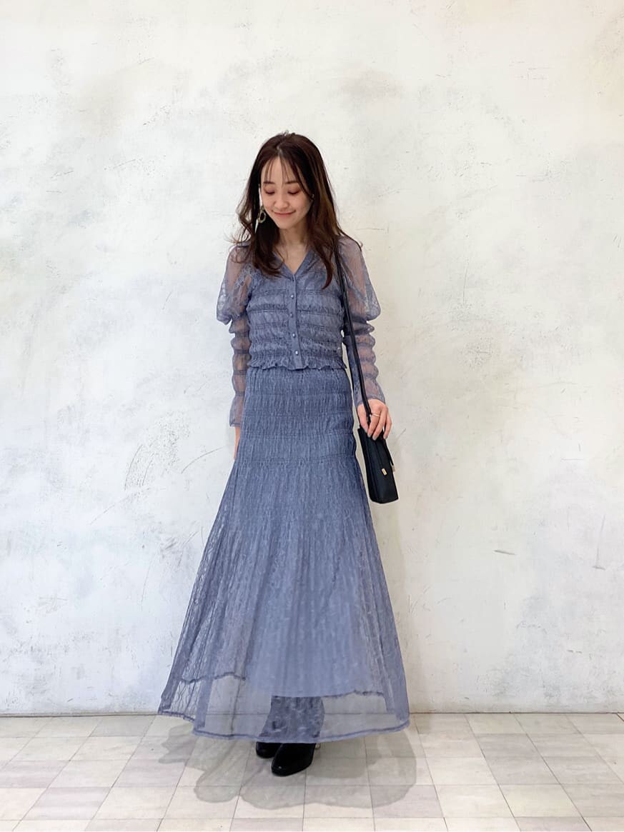 ホワイト系のTシャツ/カットソー、ブルー系のシャツ/ブラウス、ブラック系のその他シューズを着用したレディースの冬コーディネートの3枚目の写真