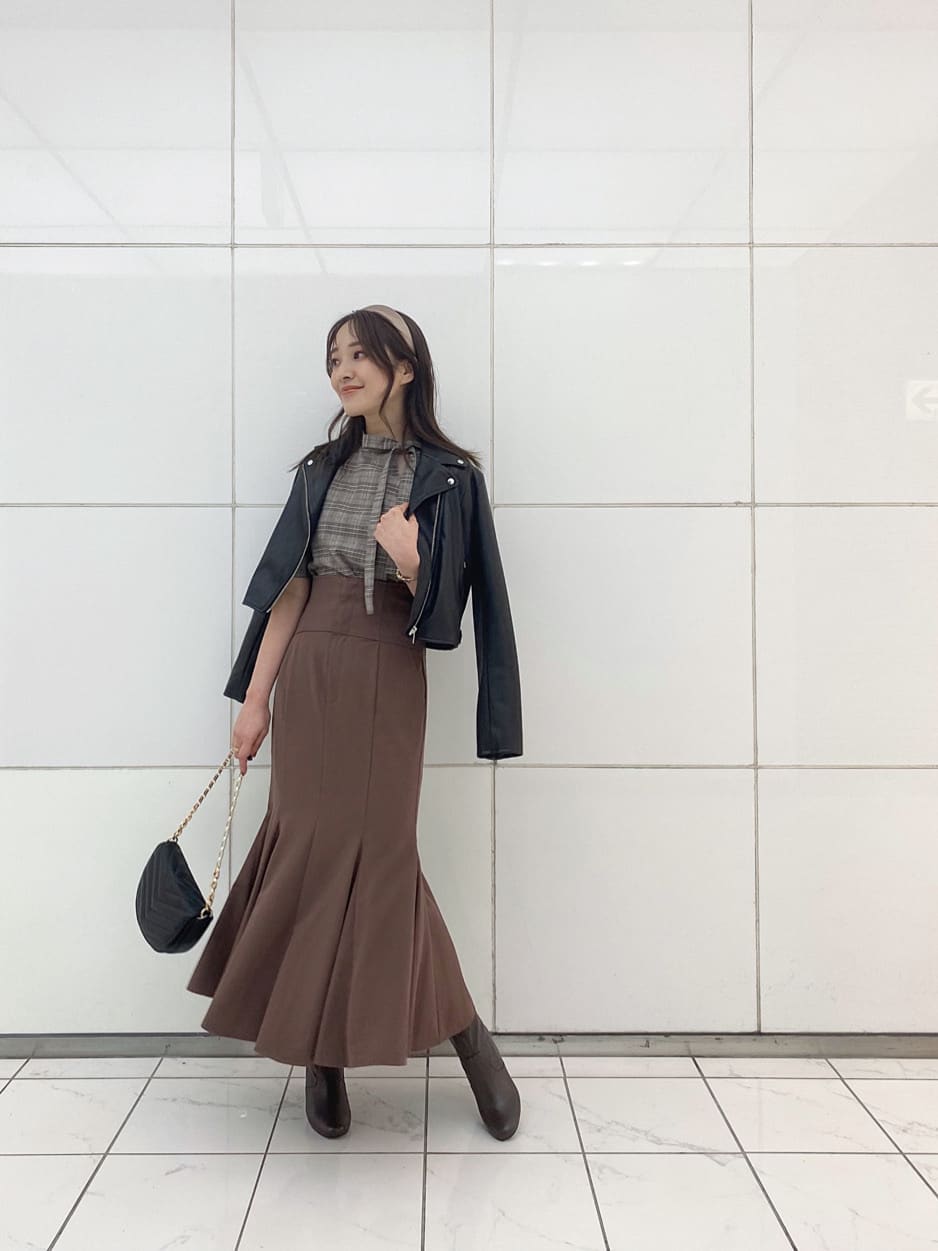 その他のシャツ/ブラウス、ブラック系のテーラードジャケット、ブラウン系のその他シューズを着用したレディースの秋コーディネートの2枚目の写真