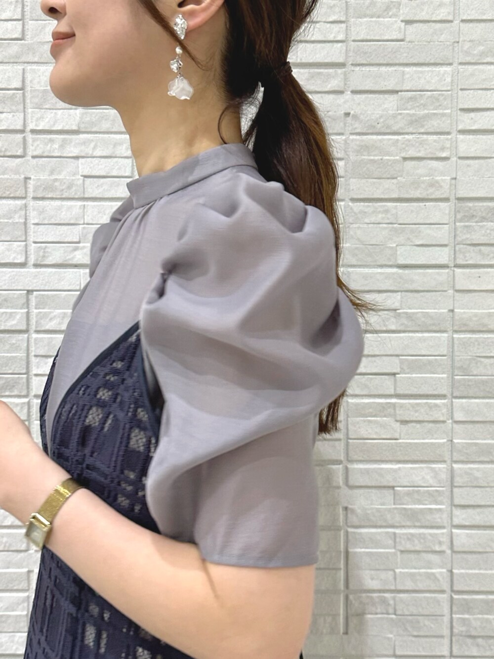 パープル系のワンピース、その他のサンダル、シルバー系のイヤリングを着用したレディースの夏コーディネートの5枚目の写真