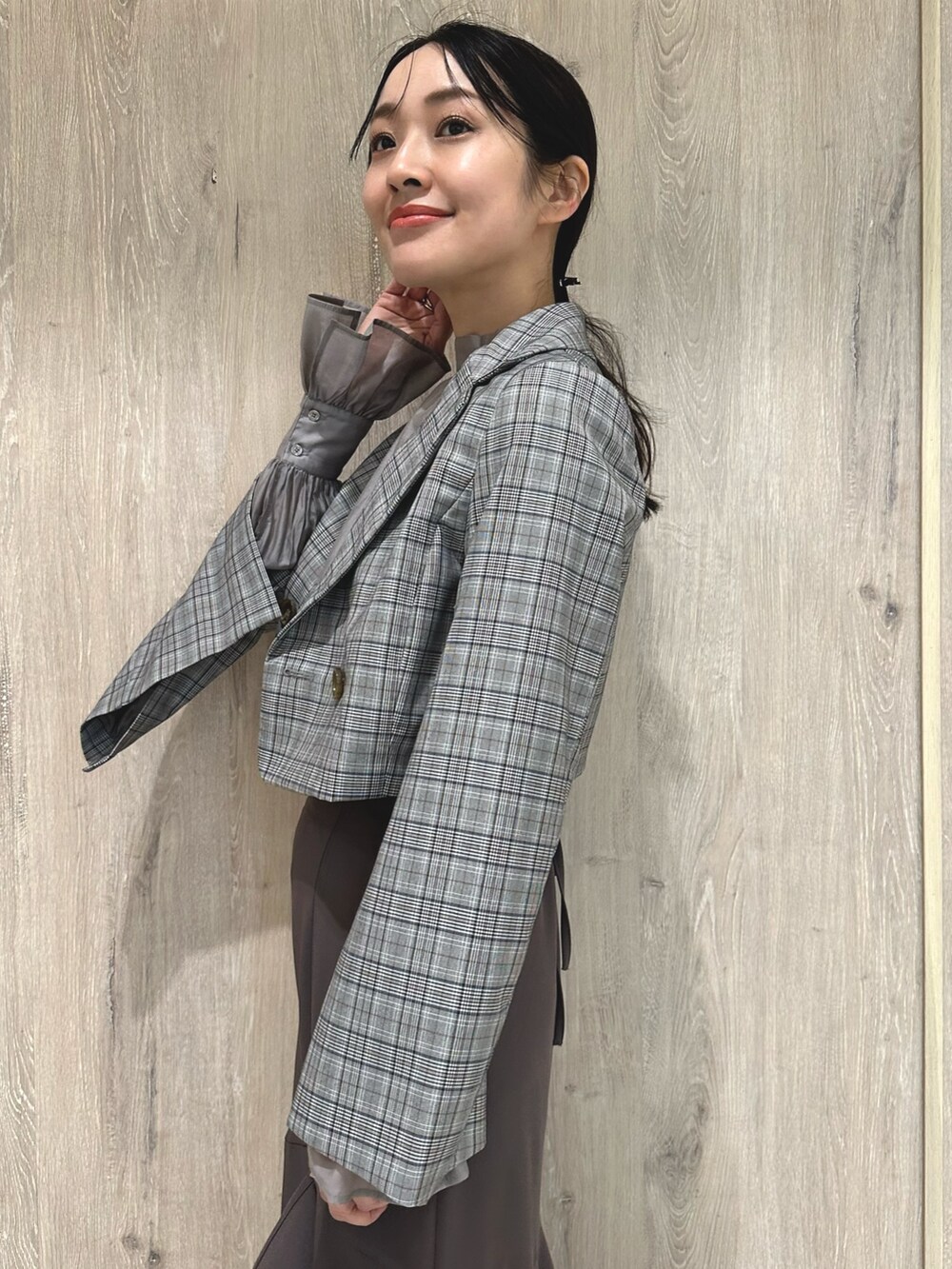 グレー系のシャツ/ブラウス、ホワイト系のブーツ、ブラウン系のテーラードジャケットを着用したレディースの冬コーディネートの7枚目の写真