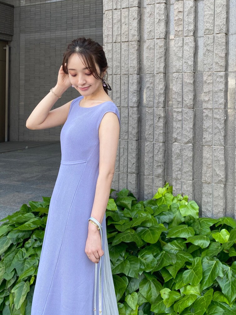 シルバー系のサンダル、ホワイト系のTシャツ/カットソー、ブルー系のワンピースを着用したレディースの春コーディネートの6枚目の写真