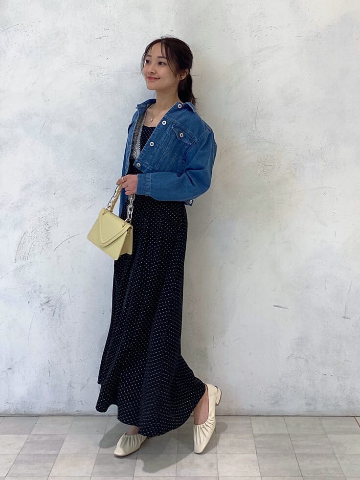 ブラック系のTシャツ/カットソー、ブルー系のテーラードジャケット、イエロー系のショルダーバッグを着用したレディースの春コーディネートの9枚目の写真