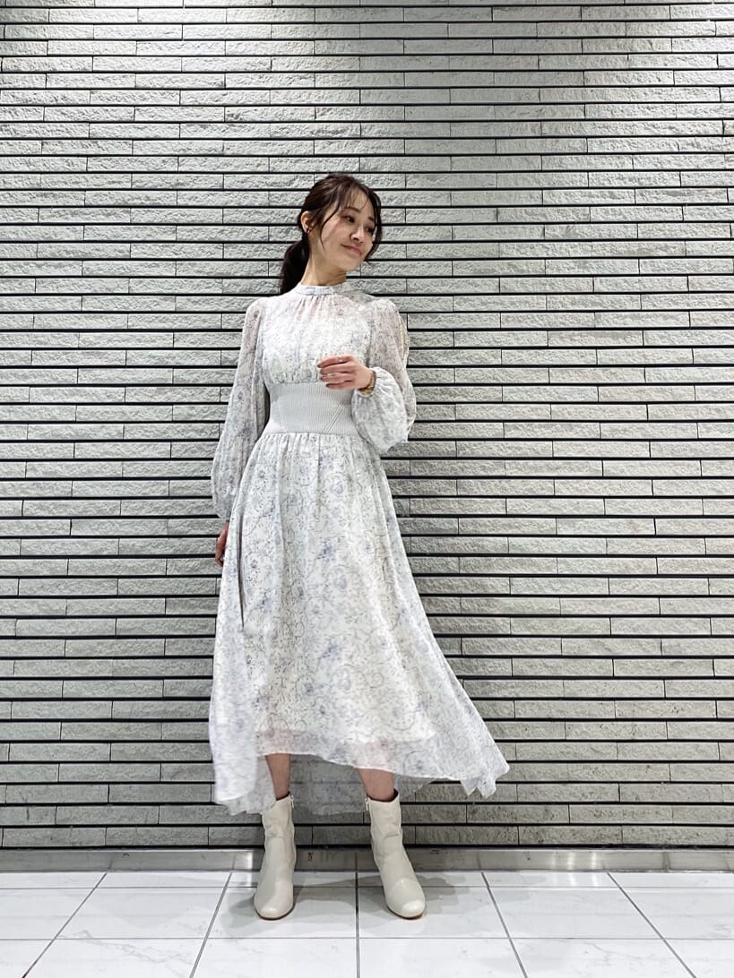 ブルー系のトレンチコート、ホワイト系のワンピース、ホワイト系のその他シューズを着用したレディースの冬コーディネートの6枚目の写真