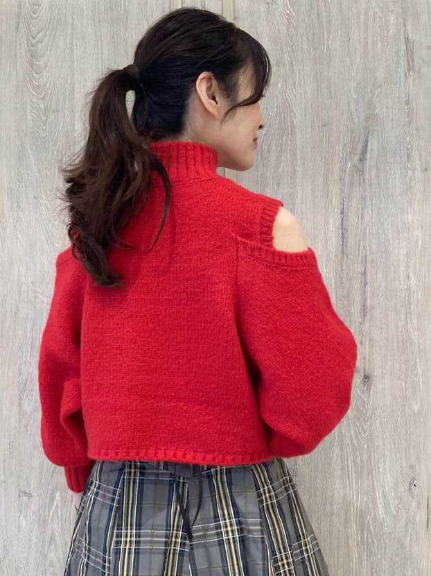 ベージュ系のスカート、ブラウン系のブーツ、ピンク系のニット/セーターを着用したレディースの秋コーディネートの7枚目の写真