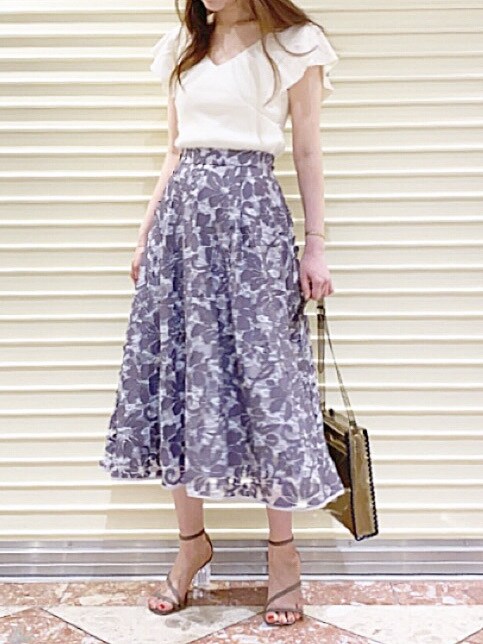 ブラウン系のサンダル、ブラック系のハンドバッグを着用したレディースの夏コーディネートの5枚目の写真