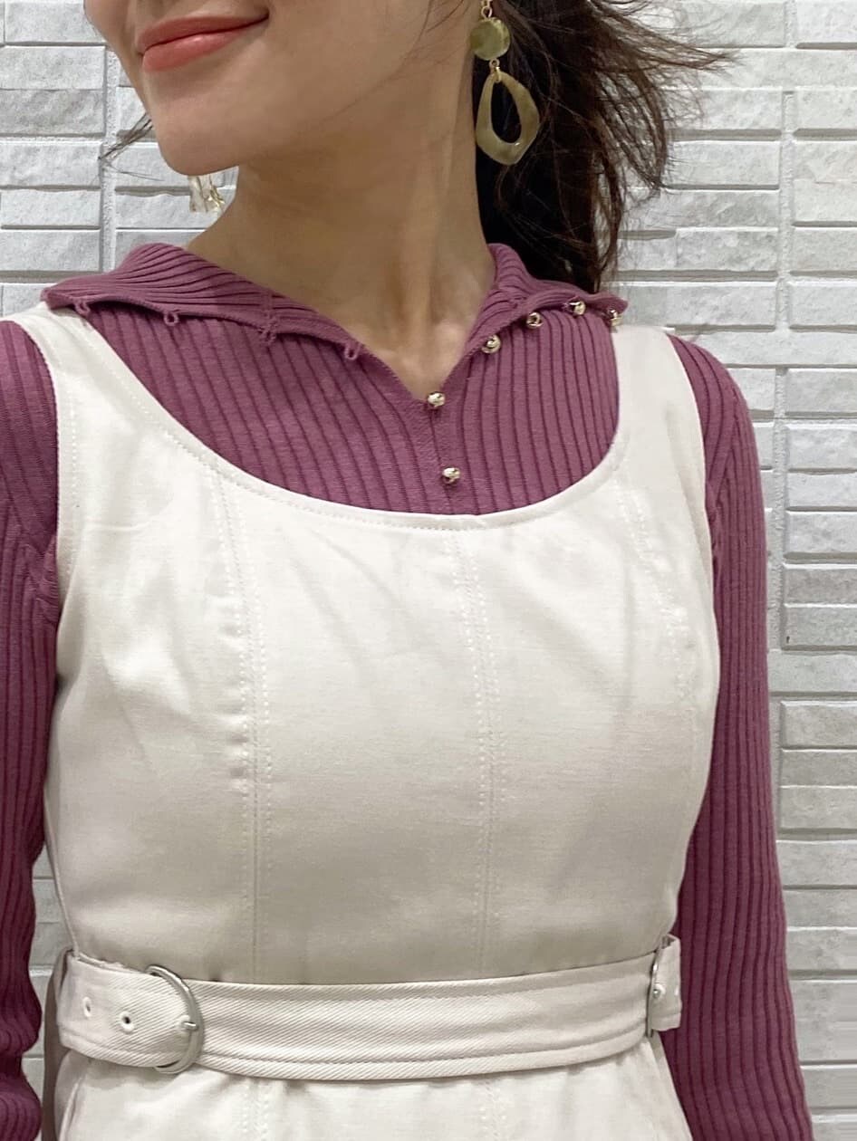 ベージュ系のパンプス、ホワイト系のワンピース、ピンク系のニット/セーターを着用したレディースの冬コーディネートの7枚目の写真