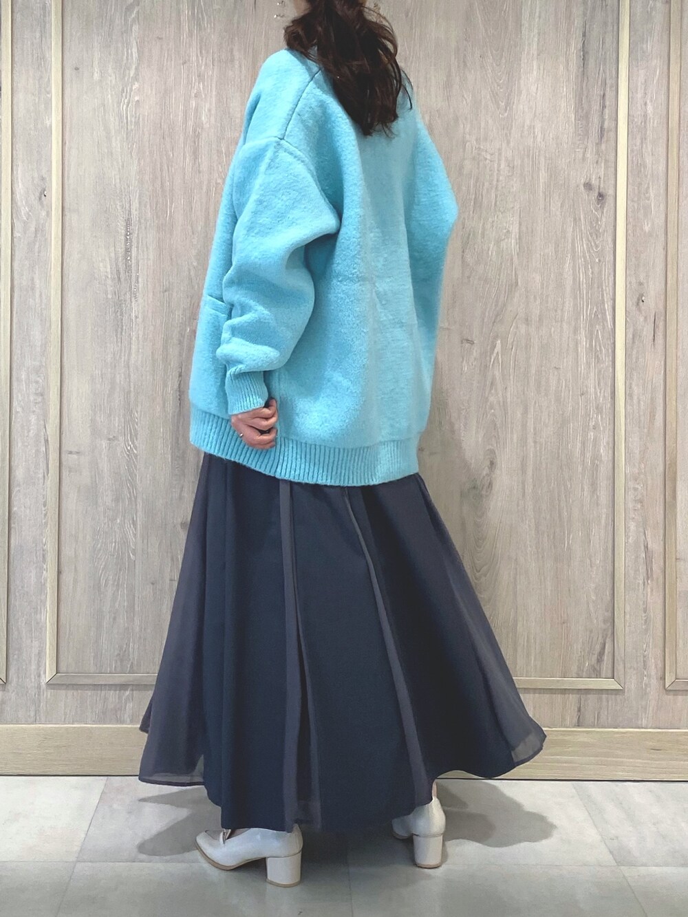 ホワイト系のローファー、グレー系のスカート、グリーン系のカーディガン/ボレロを着用したレディースの冬コーディネートの4枚目の写真