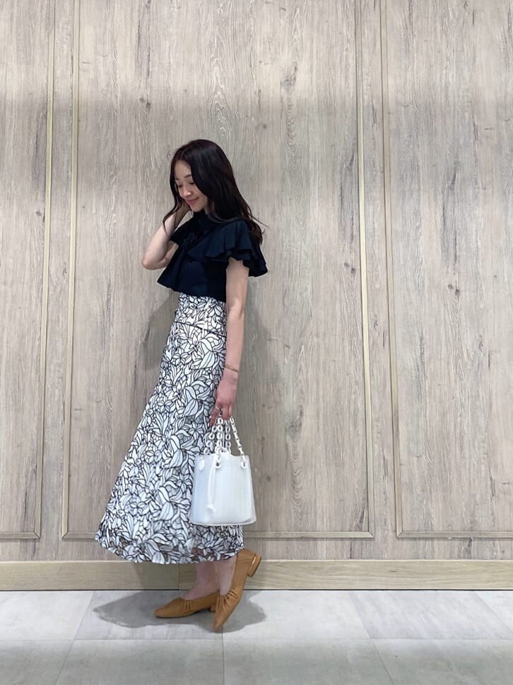 ブラック系のTシャツ/カットソー、ブラウン系のパンプス、ホワイト系のハンドバッグを着用したレディースの春コーディネートの2枚目の写真