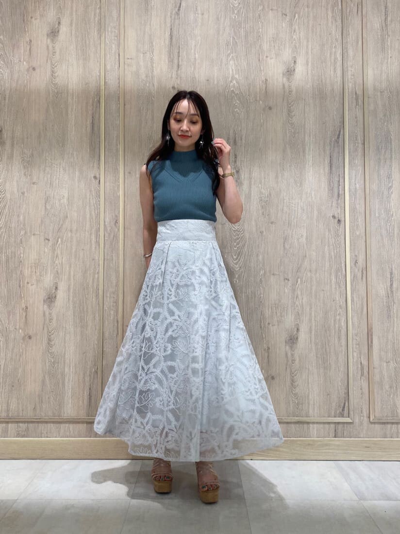 その他のサンダル、グリーン系のスカート、グリーン系のニット/セーターを着用したレディースの夏コーディネートの2枚目の写真