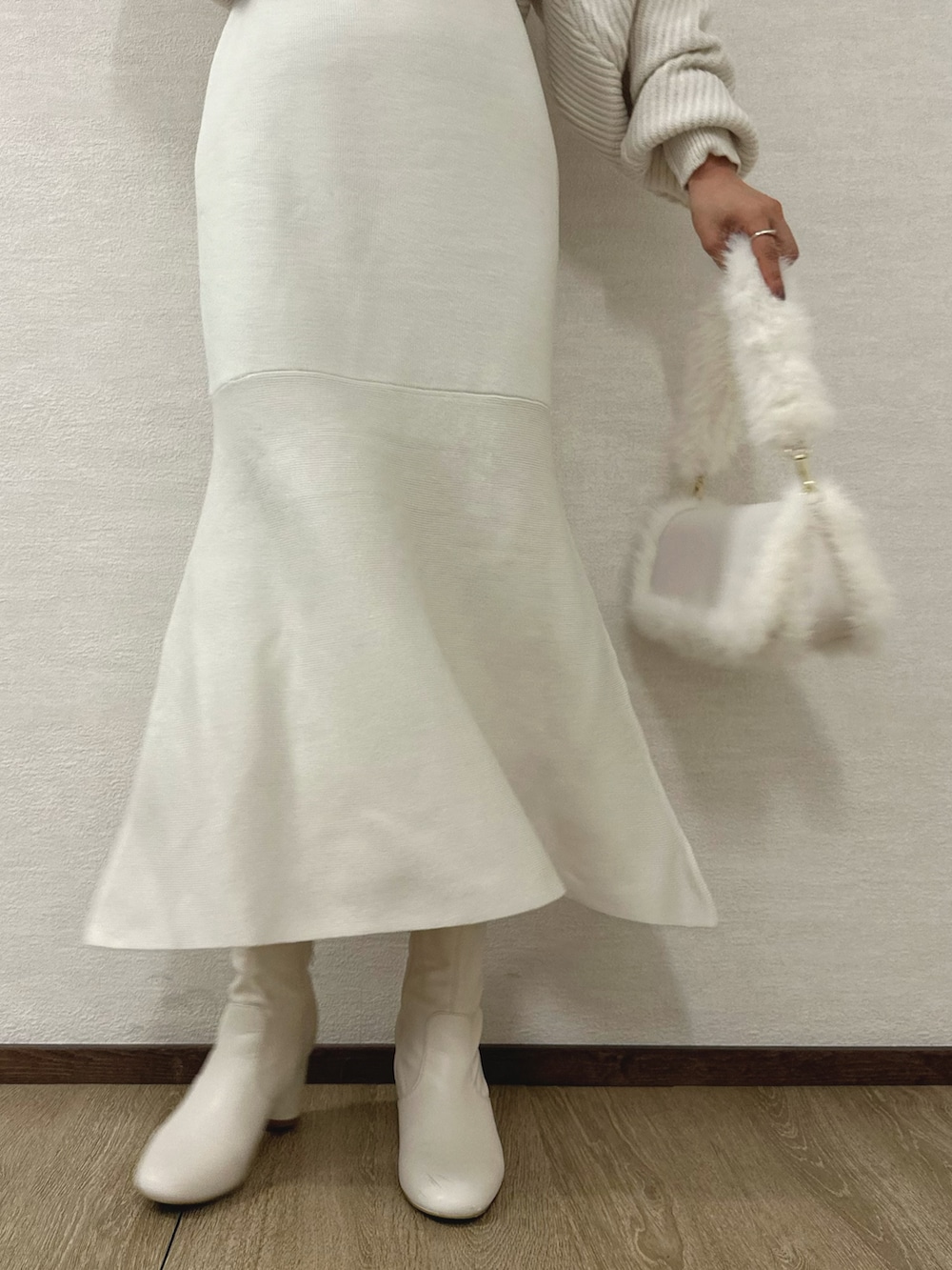 ホワイト系のワンピース、ホワイト系のショルダーバッグ、ホワイト系のブーツを着用したレディースの秋コーディネートの6枚目の写真