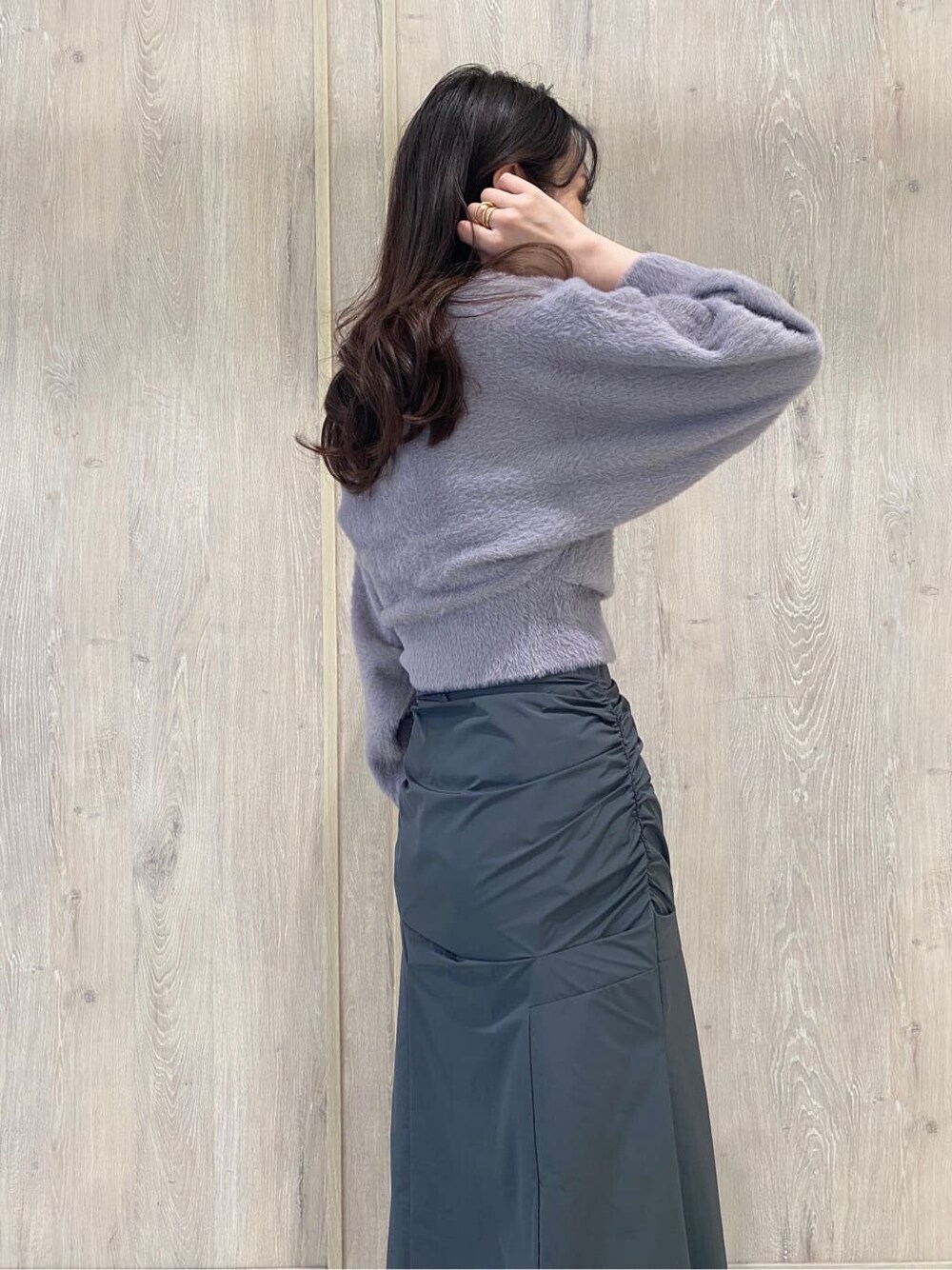 ブラック系のブーツ、グレー系のスカート、グレー系のスカートを着用したレディースの秋コーディネートの6枚目の写真