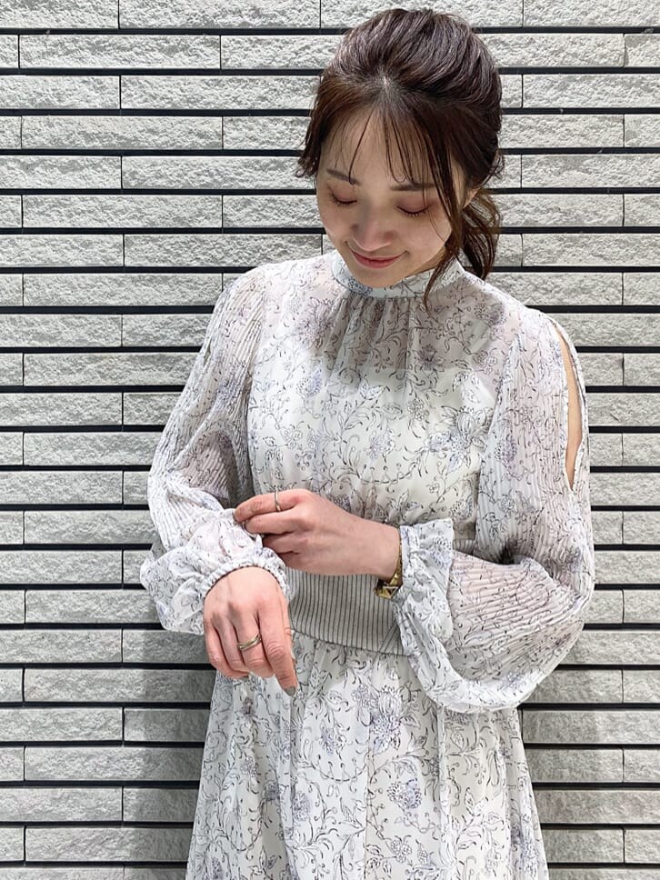 ブルー系のトレンチコート、ホワイト系のワンピース、ホワイト系のその他シューズを着用したレディースの冬コーディネートの9枚目の写真