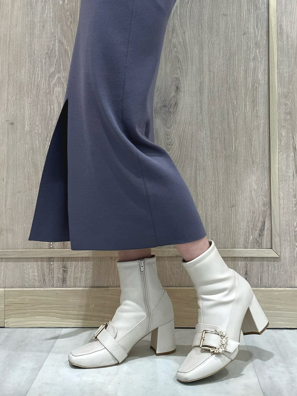 ホワイト系のブーツ、ブルー系のワンピースを着用したレディースの春コーディネートの9枚目の写真