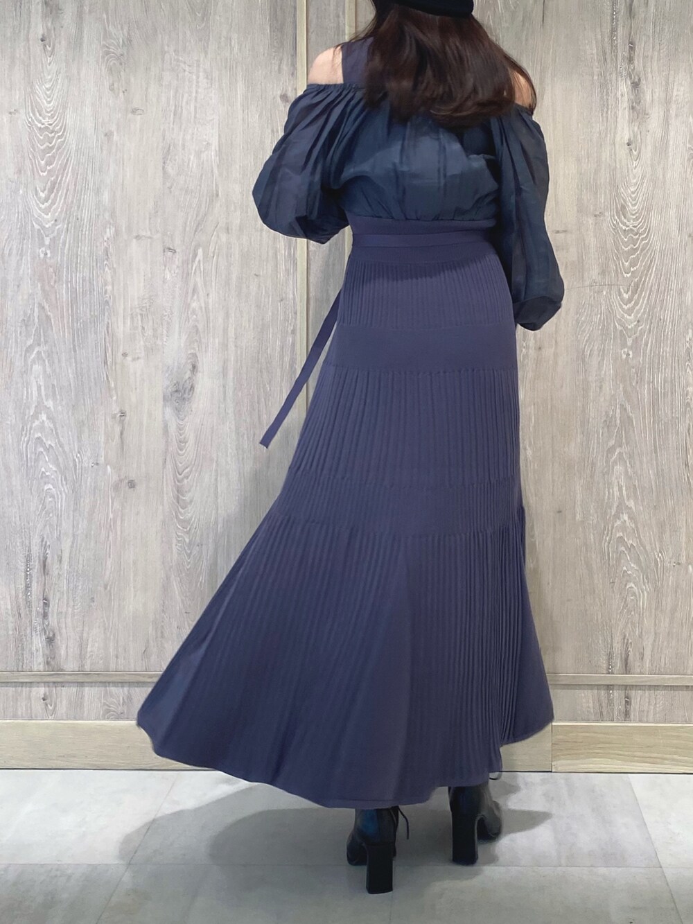 ブルー系のワンピース、ブルー系のワンピース、ブラック系のブーツを着用したレディースの冬コーディネートの5枚目の写真