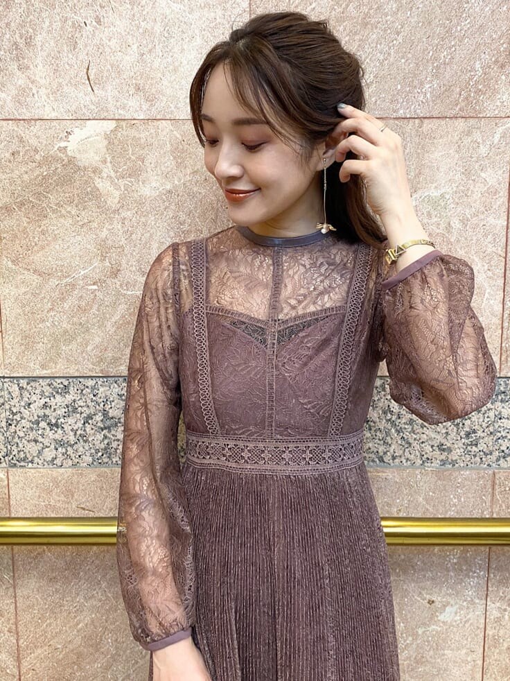 ブラック系のキャミソール、ブラック系のパンプス、ブラック系のハンドバッグを着用したレディースの秋コーディネートの6枚目の写真