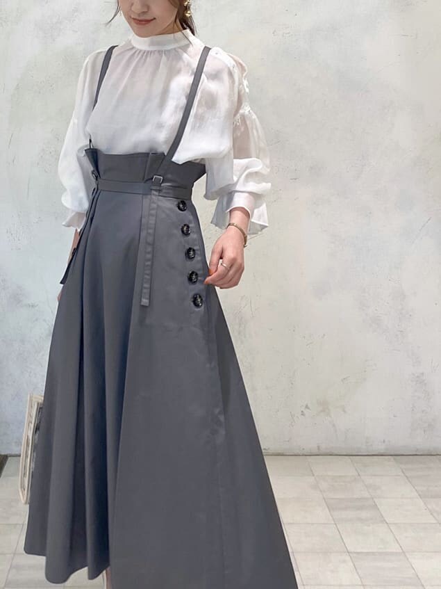 ホワイト系のシャツ/ブラウス、ベージュ系のスカート、ベージュ系のハンドバッグを着用したレディースの夏コーディネートの5枚目の写真