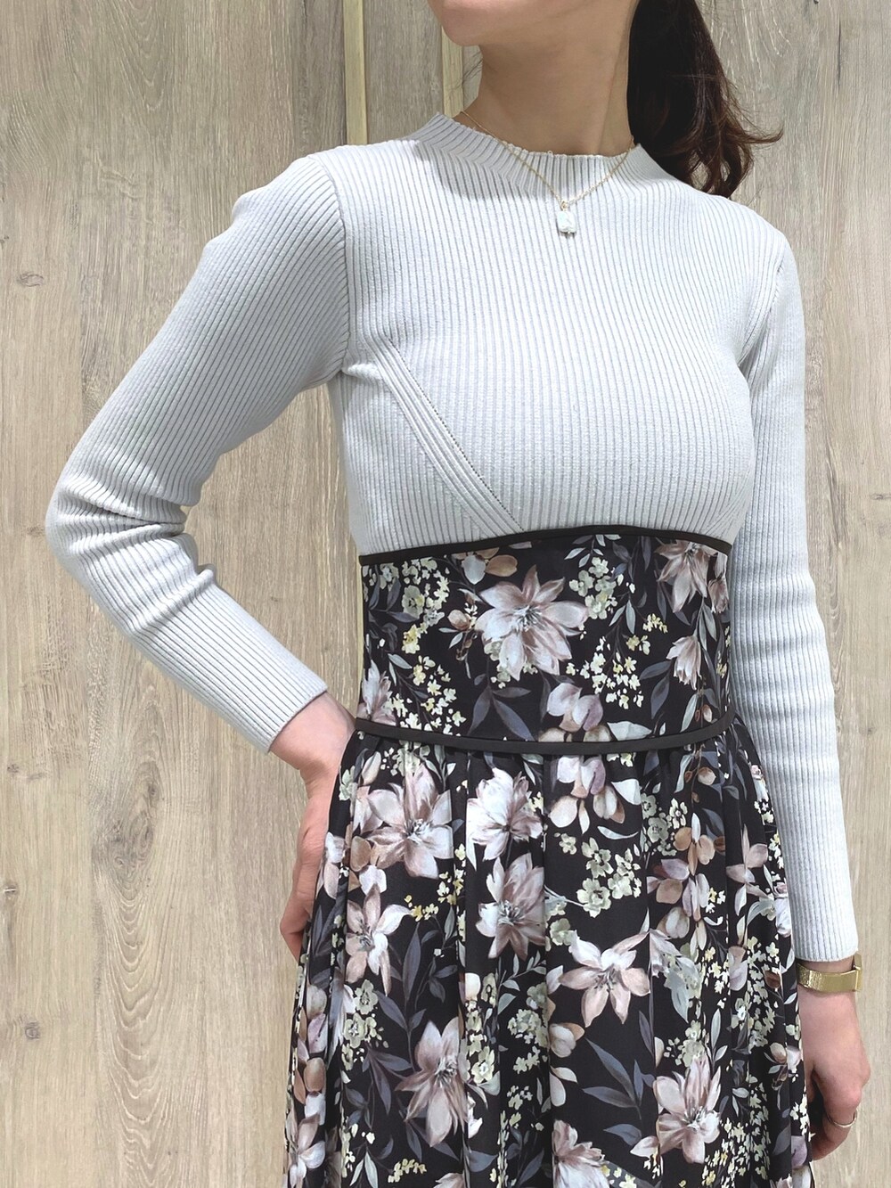 ホワイト系のローファー、ブラウン系のワンピース、パープル系のダウンジャケット/コートを着用したレディースの秋コーディネートの9枚目の写真