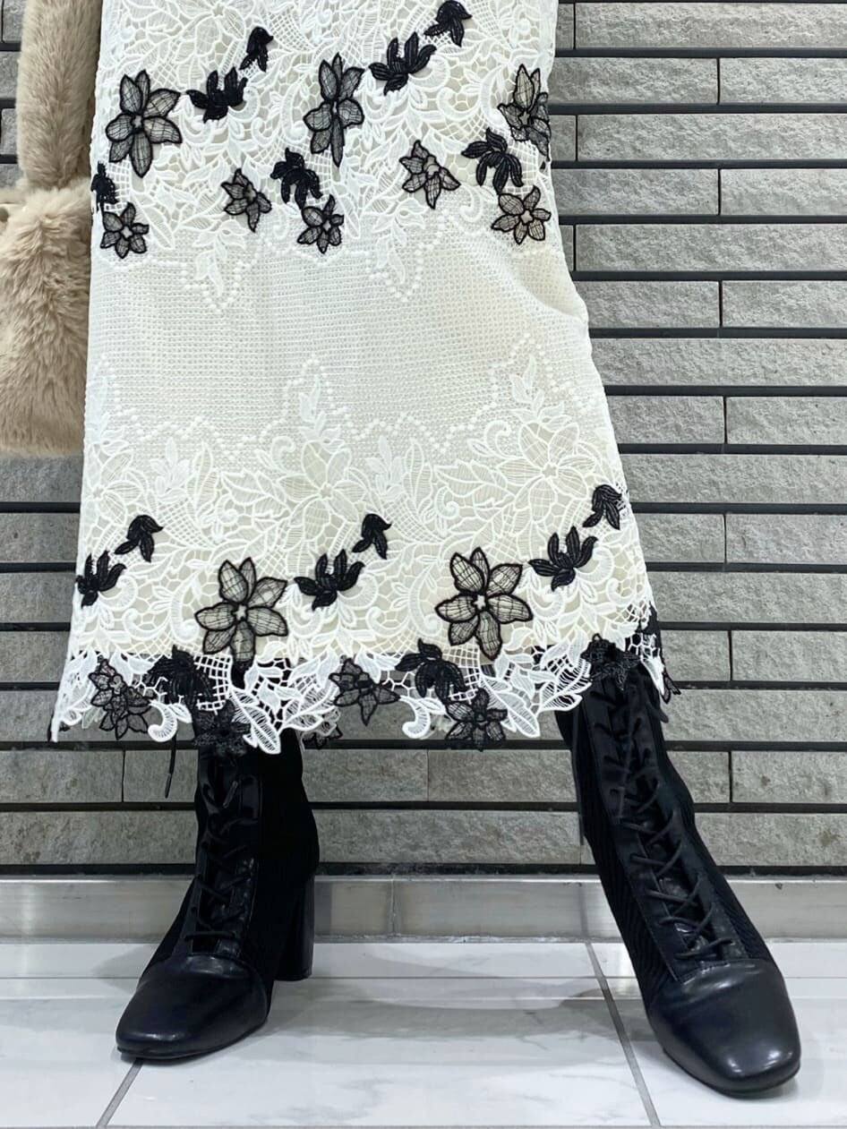 ホワイト系のスカート、ブラック系のブーツ、ピンク系のニット/セーターを着用したレディースの冬コーディネートの8枚目の写真