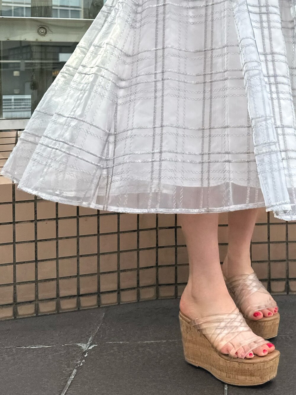 その他のサンダル、ブラック系のハンドバッグ、グリーン系のワンピースを着用したレディースの春コーディネートの8枚目の写真