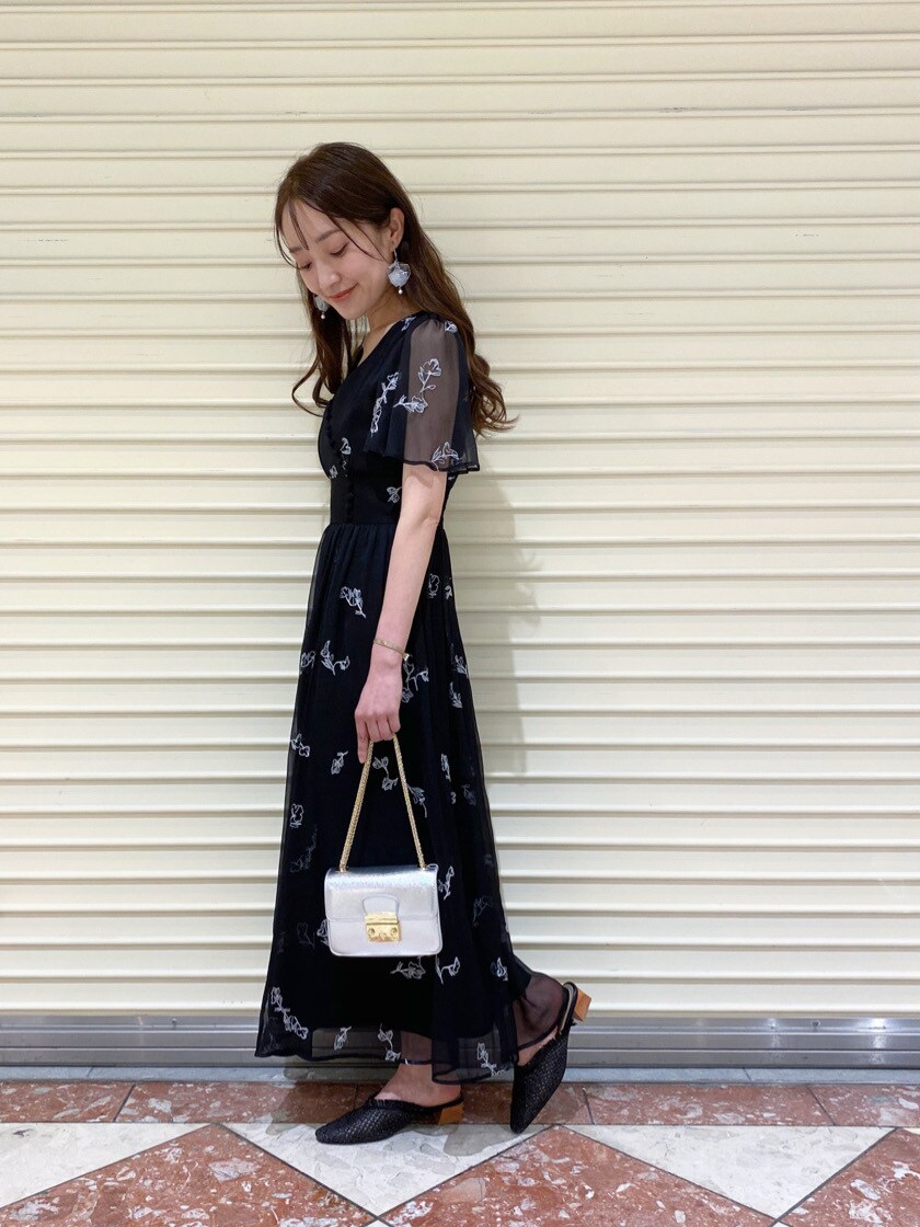 ブラック系のパンプスを着用したレディースの夏コーディネートの4枚目の写真