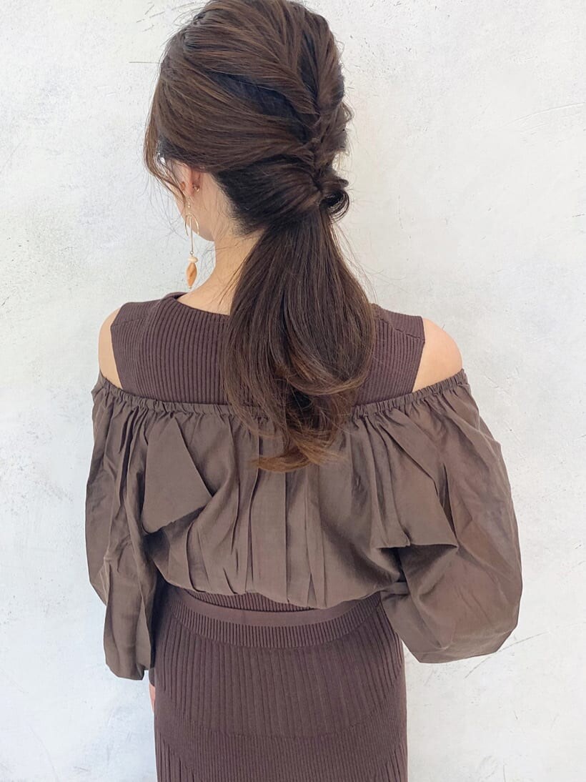 ベージュ系のハンドバッグ、ベージュ系のブーツ、ブラウン系のワンピースを着用したレディースの秋コーディネートの7枚目の写真