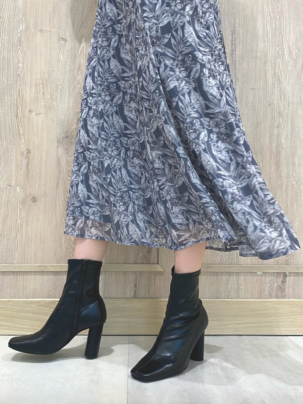 ブラック系のブーツ、グレー系のワンピースを着用したレディースの秋コーディネートの9枚目の写真