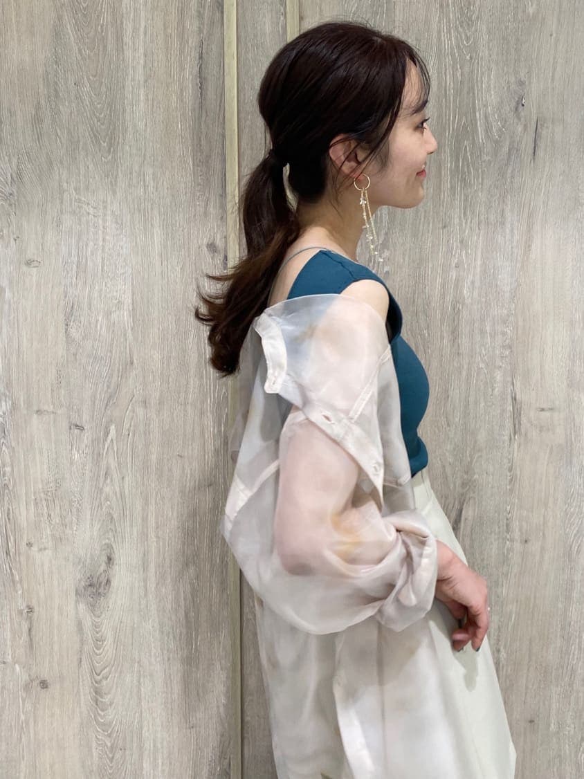 その他のサンダル、ブラック系のトートバッグ、ベージュ系のシャツ/ブラウスを着用したレディースの春コーディネートの5枚目の写真