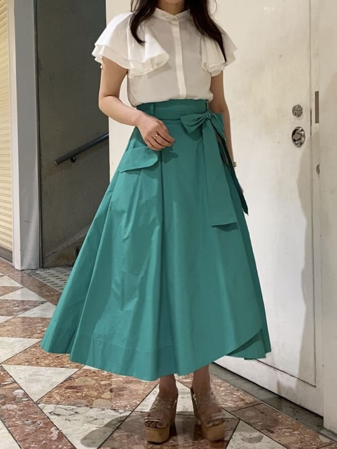 ホワイト系のシャツ/ブラウス、その他のサンダル、ブラック系のトートバッグを着用したレディースの夏コーディネートの2枚目の写真