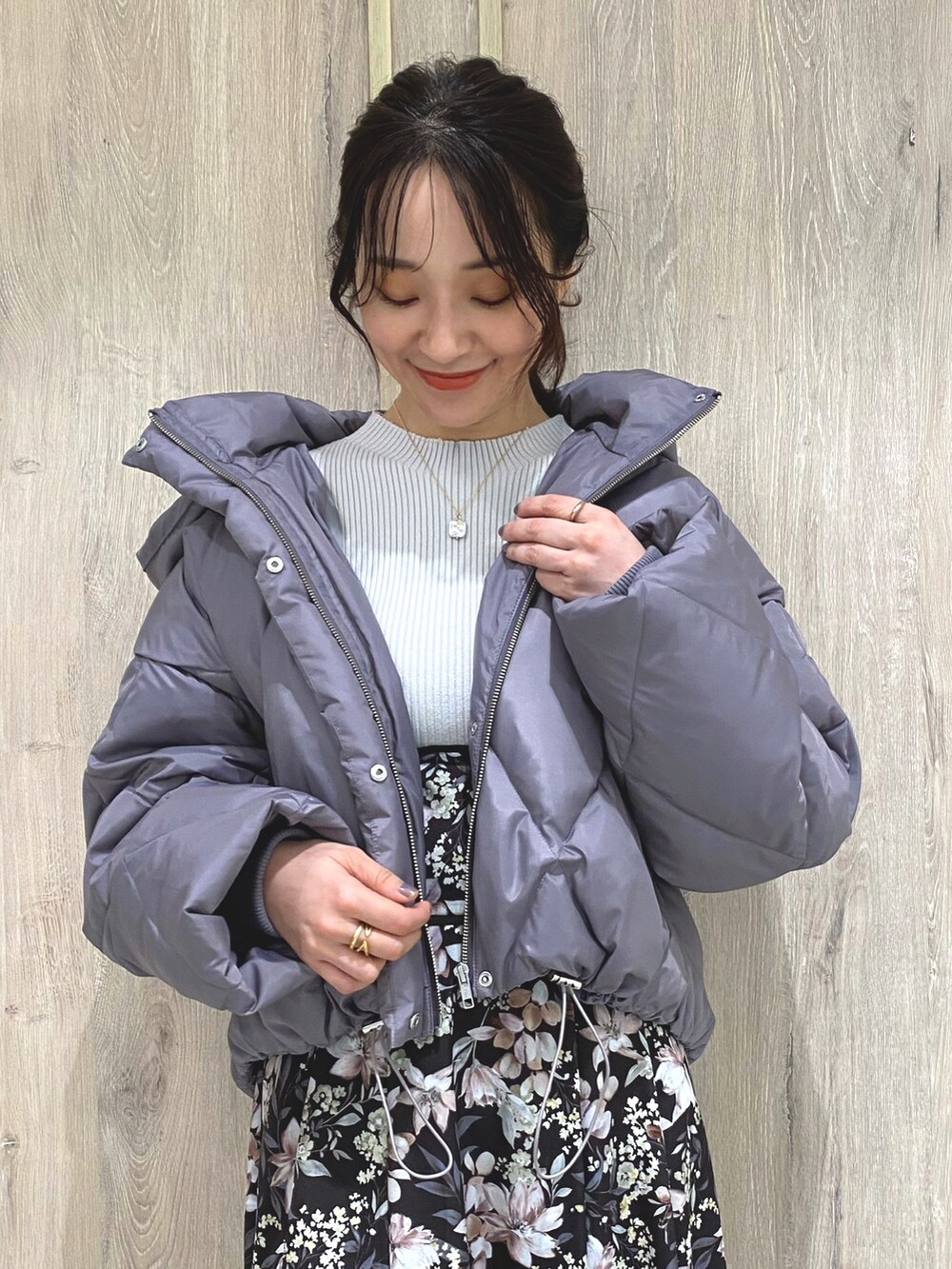 ホワイト系のローファー、ブラウン系のワンピース、パープル系のダウンジャケット/コートを着用したレディースの秋コーディネートの4枚目の写真