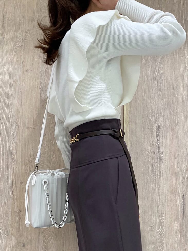 パープル系のスカート、ブラック系のその他シューズ、ホワイト系のニット/セーターを着用したレディースの冬コーディネートの5枚目の写真