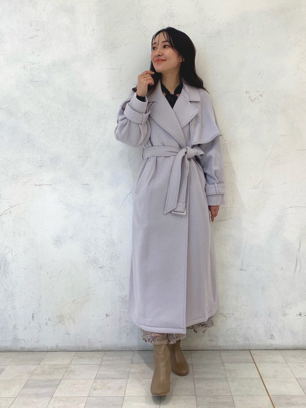 ブラウン系のニット/セーター、グレー系のその他アウター、ベージュ系のブーツを着用したレディースの秋コーディネートの9枚目の写真