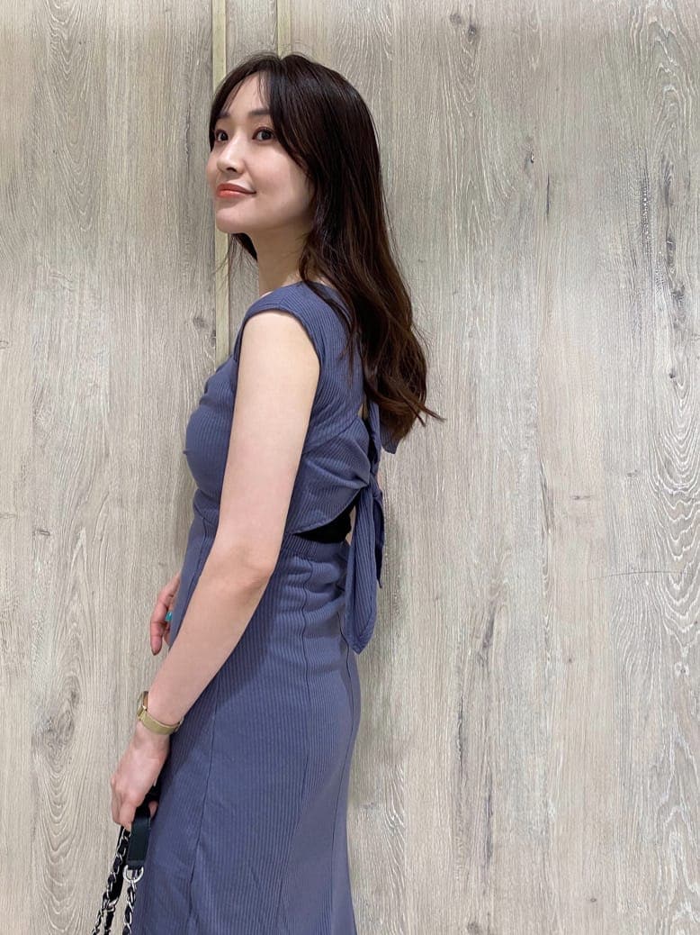 その他のサンダル、ブラック系のショルダーバッグ、ブルー系のワンピースを着用したレディースの夏コーディネートの4枚目の写真