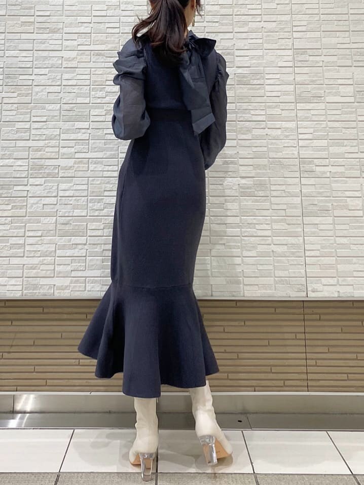 グレー系のテーラードジャケット、ブルー系のワンピース、ホワイト系のその他シューズを着用したレディースの冬コーディネートの5枚目の写真