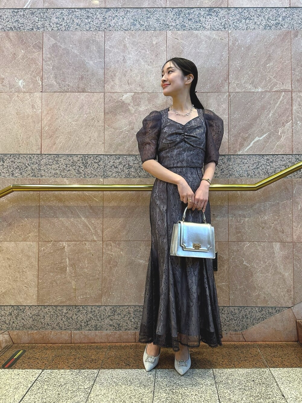 パープル系のシャツ/ブラウス、シルバー系のハンドバッグ、シルバー系のパンプスを着用したレディースの冬コーディネートの2枚目の写真