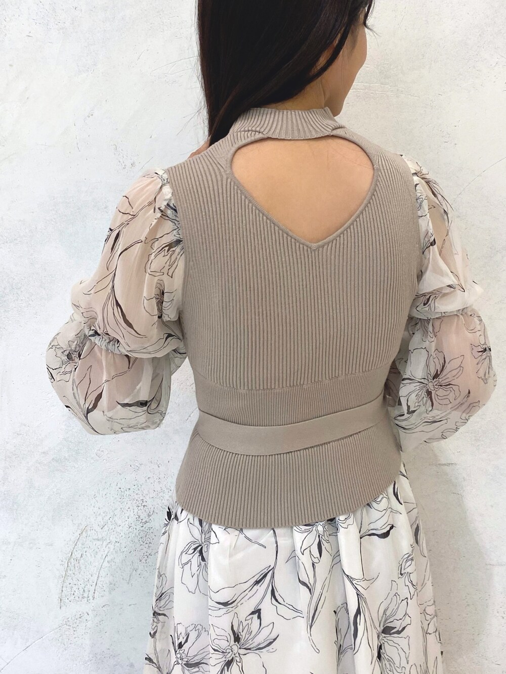 ホワイト系のワンピース、ホワイト系のワンピース、ベージュ系のブーツを着用したレディースの秋コーディネートの8枚目の写真