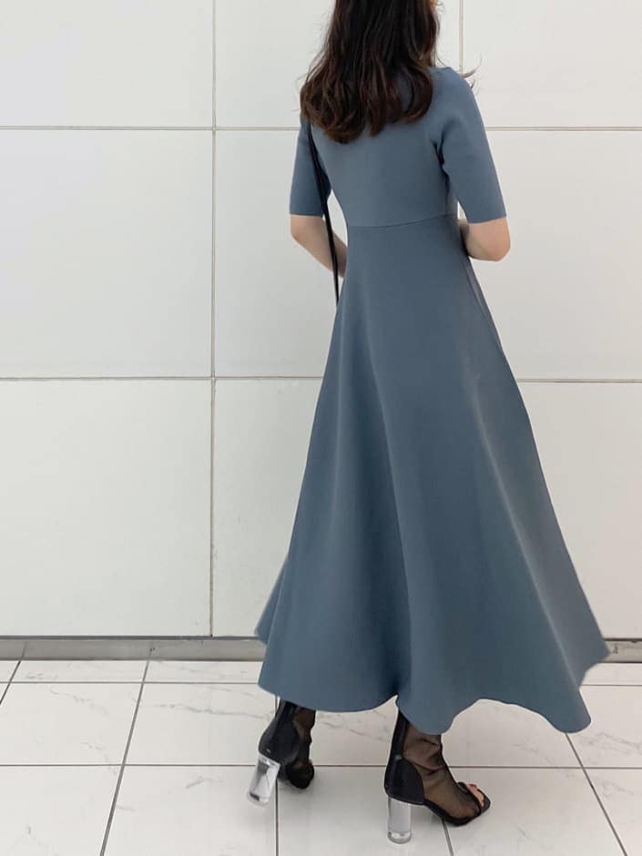 ブルー系のワンピース、ブラック系のその他シューズ、ブラック系のハンドバッグを着用したレディースの夏コーディネートの4枚目の写真