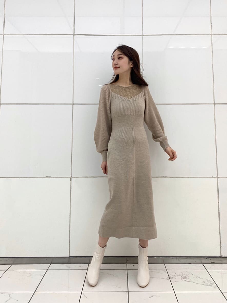 ベージュ系のワンピース、ホワイト系のその他シューズ、ホワイト系のTシャツ/カットソーを着用したレディースの秋コーディネートの2枚目の写真