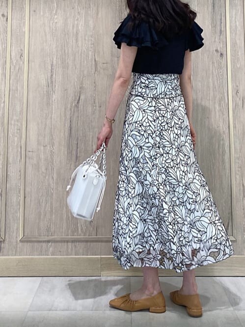 ブラック系のTシャツ/カットソー、ブラウン系のパンプス、ホワイト系のハンドバッグを着用したレディースの春コーディネートの3枚目の写真