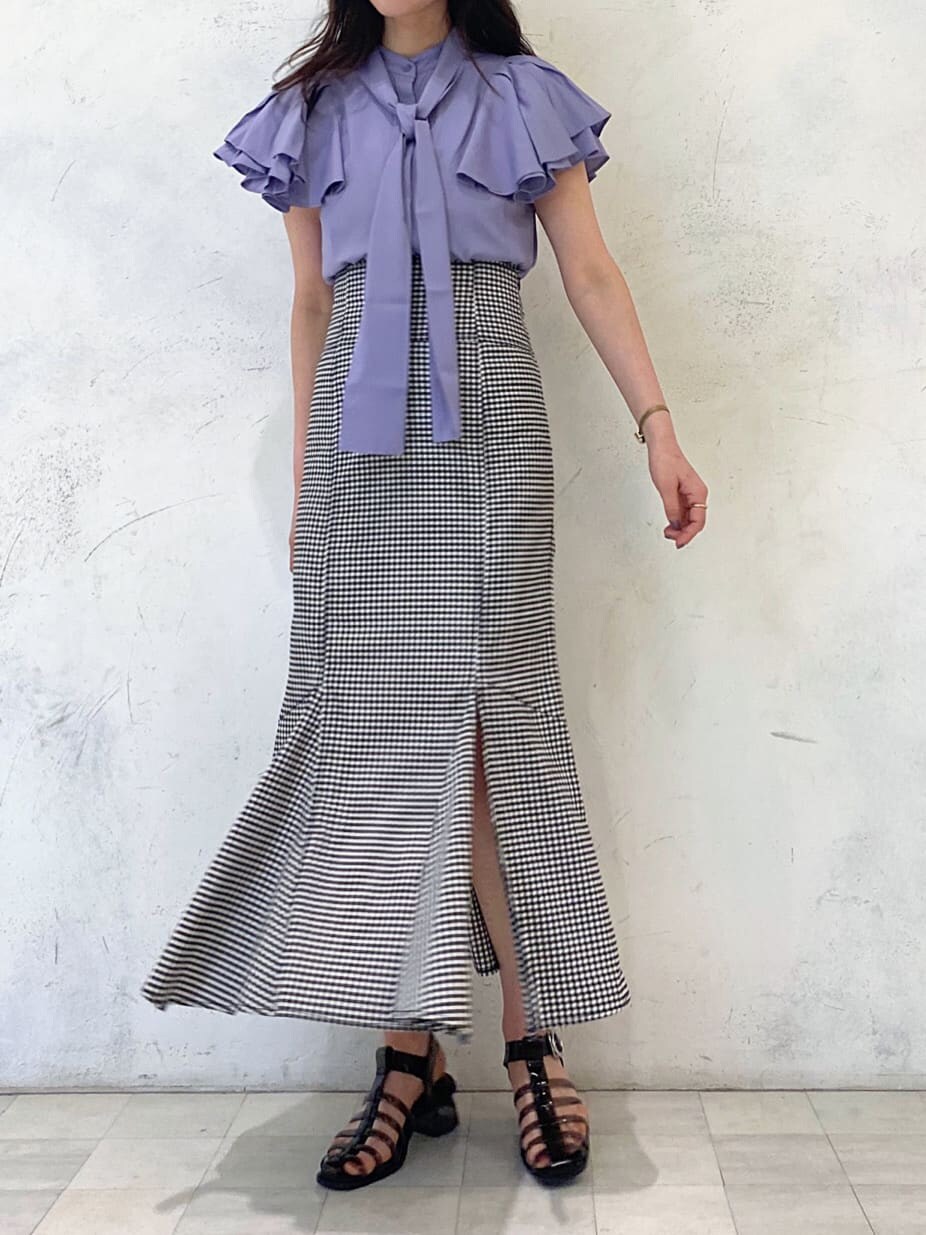 ブラック系のサンダル、ブルー系のシャツ/ブラウス、その他のスカートを着用したレディースの春コーディネートの2枚目の写真