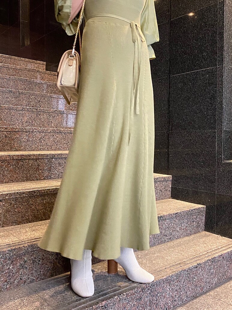 グリーン系のワンピース、その他のバングル/リストバンド、その他のストール/ショールを着用したレディースの冬コーディネートの4枚目の写真